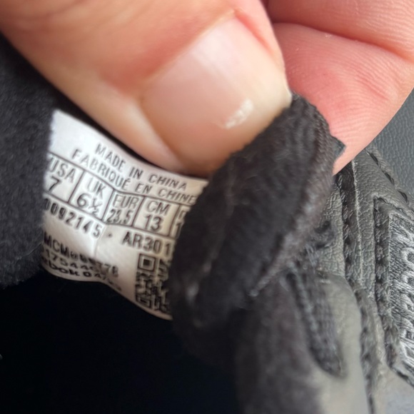 Black Reebok - Picture 4 of 4